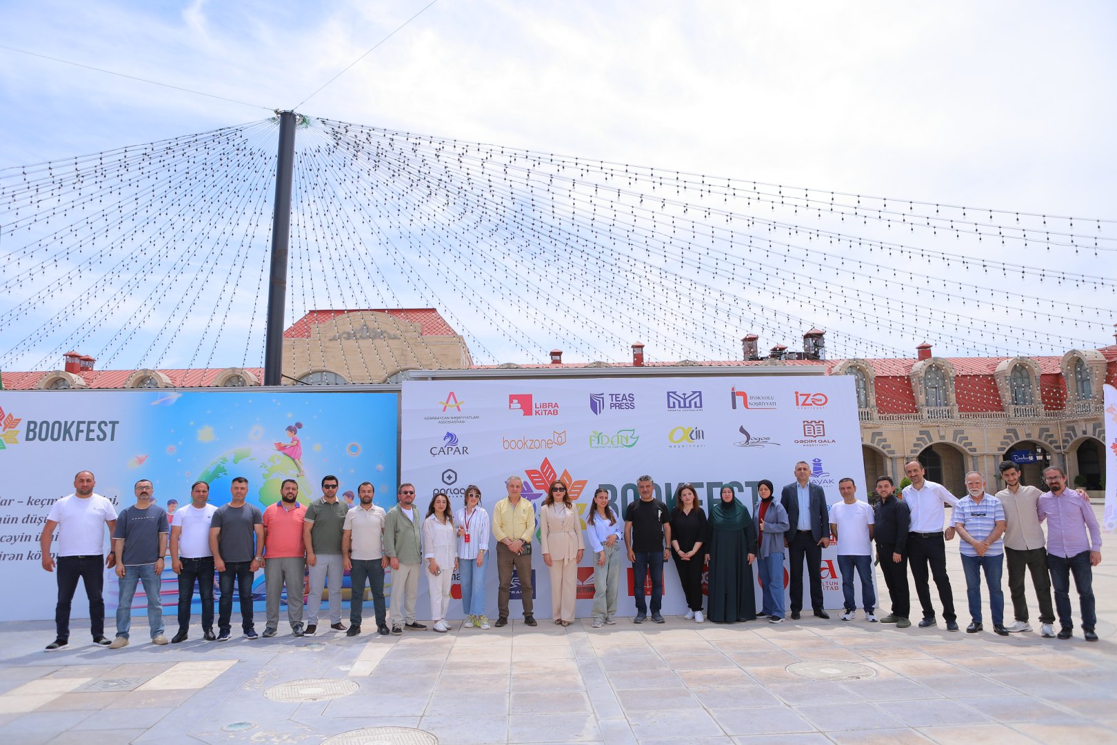 Naxçıvanda Ümummilli Lider Heydər Əliyevin anadan olmasının 102-ci ildönümünə həsr olunmuş “BookFest Naxçıvan Kitab Sərgisi 2025” keçirilib (FOTO)
