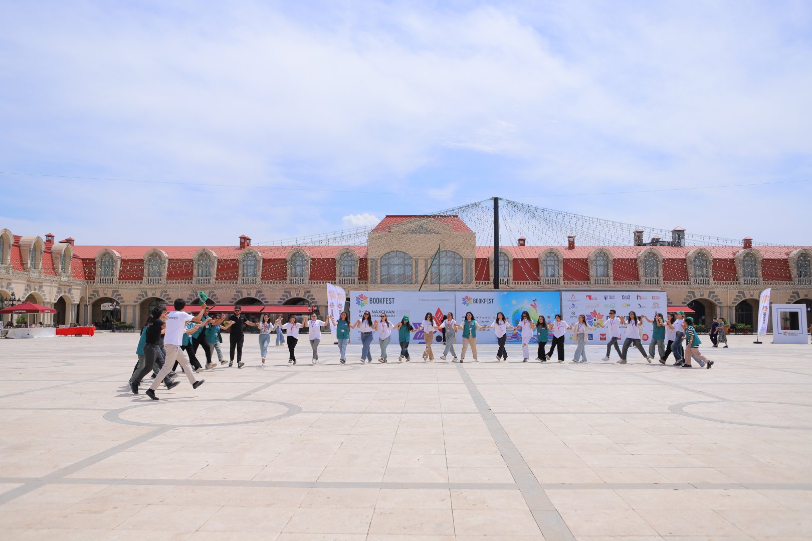 Naxçıvanda Ümummilli Lider Heydər Əliyevin anadan olmasının 102-ci ildönümünə həsr olunmuş “BookFest Naxçıvan Kitab Sərgisi 2025” keçirilib (FOTO)