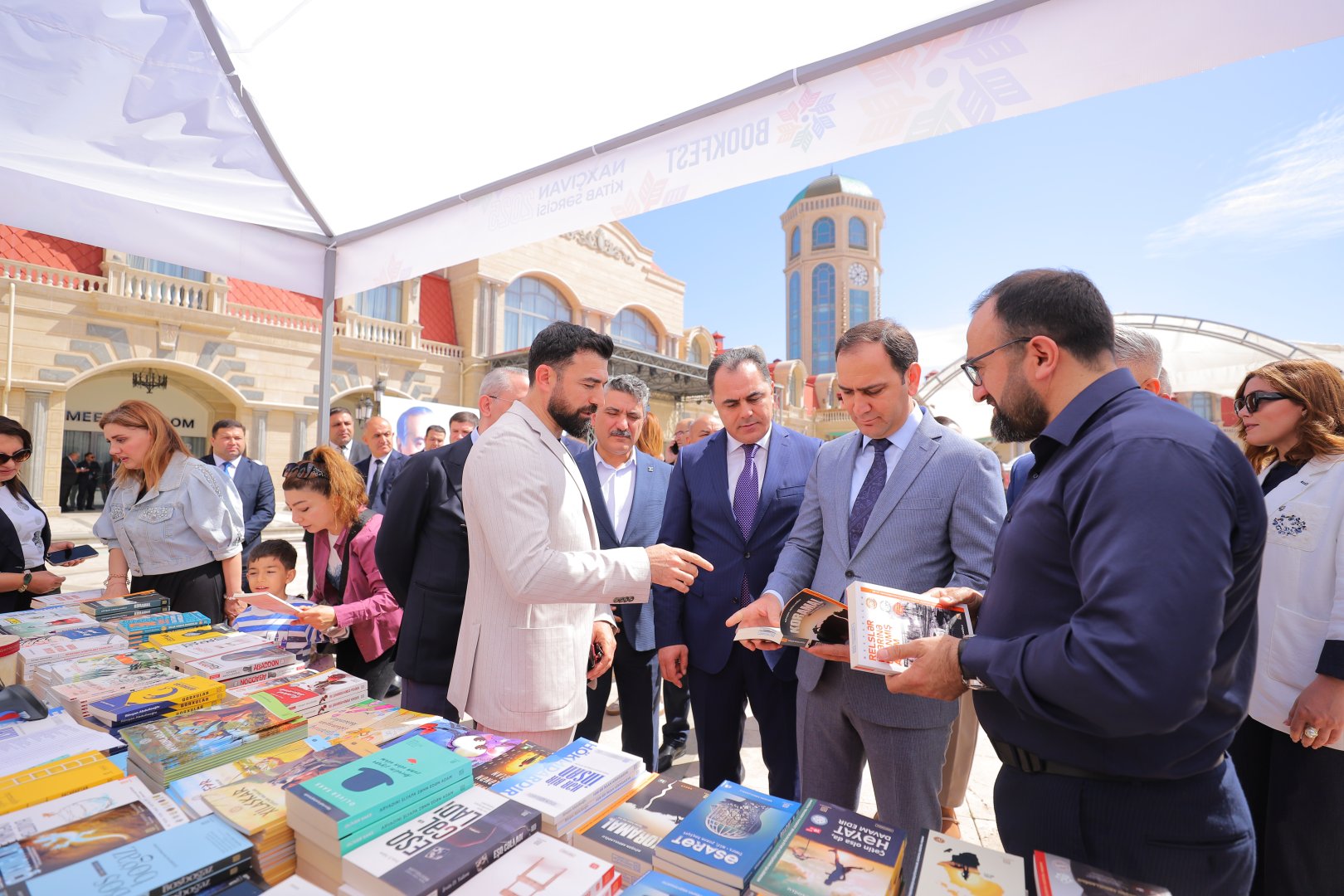 Naxçıvanda Ümummilli Lider Heydər Əliyevin anadan olmasının 102-ci ildönümünə həsr olunmuş “BookFest Naxçıvan Kitab Sərgisi 2025” keçirilib (FOTO)