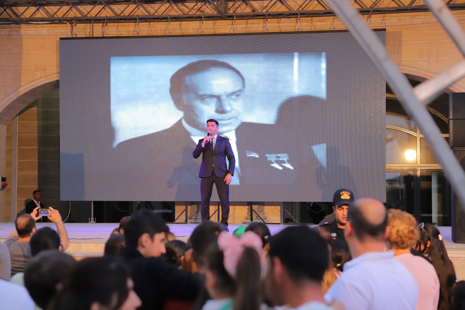 Naxçıvanda Ümummilli Lider Heydər Əliyevin anadan olmasının 102-ci ildönümünə həsr olunmuş “BookFest Naxçıvan Kitab Sərgisi 2025” keçirilib (FOTO)