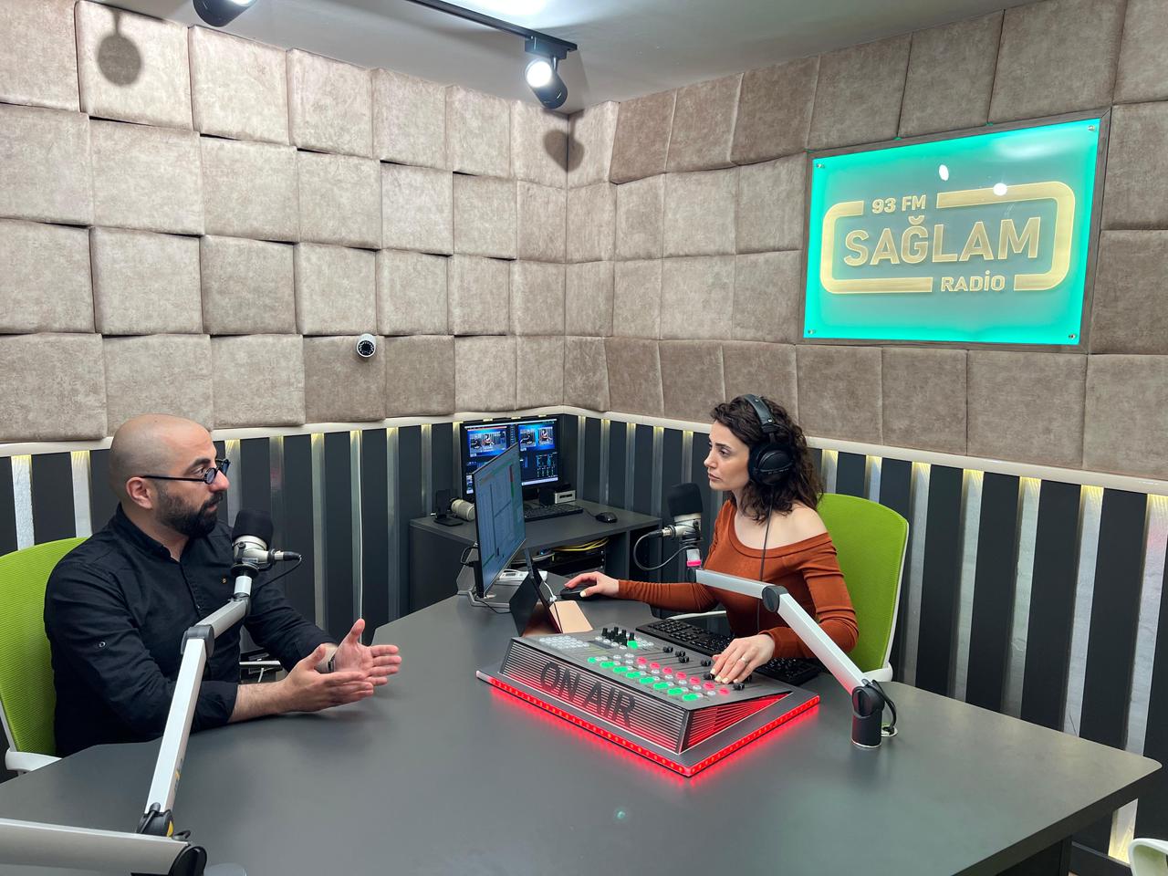 Cəmiyyətin təqdim etdiyi "kimlik" anlayışı ilə yaratmaq istədiyimiz "kimlik" qarşılaşanda psixoloji narahatlıqlar yaranır - Rövşən Nəcəfov