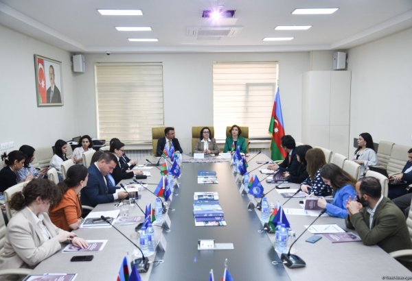 “Nəsillərarası həmrəylik  ailə münasibətləri və dayanıqlı inkişaf kontekstində” mövzusunda dəyirmi masa keçirilib (FOTO)
