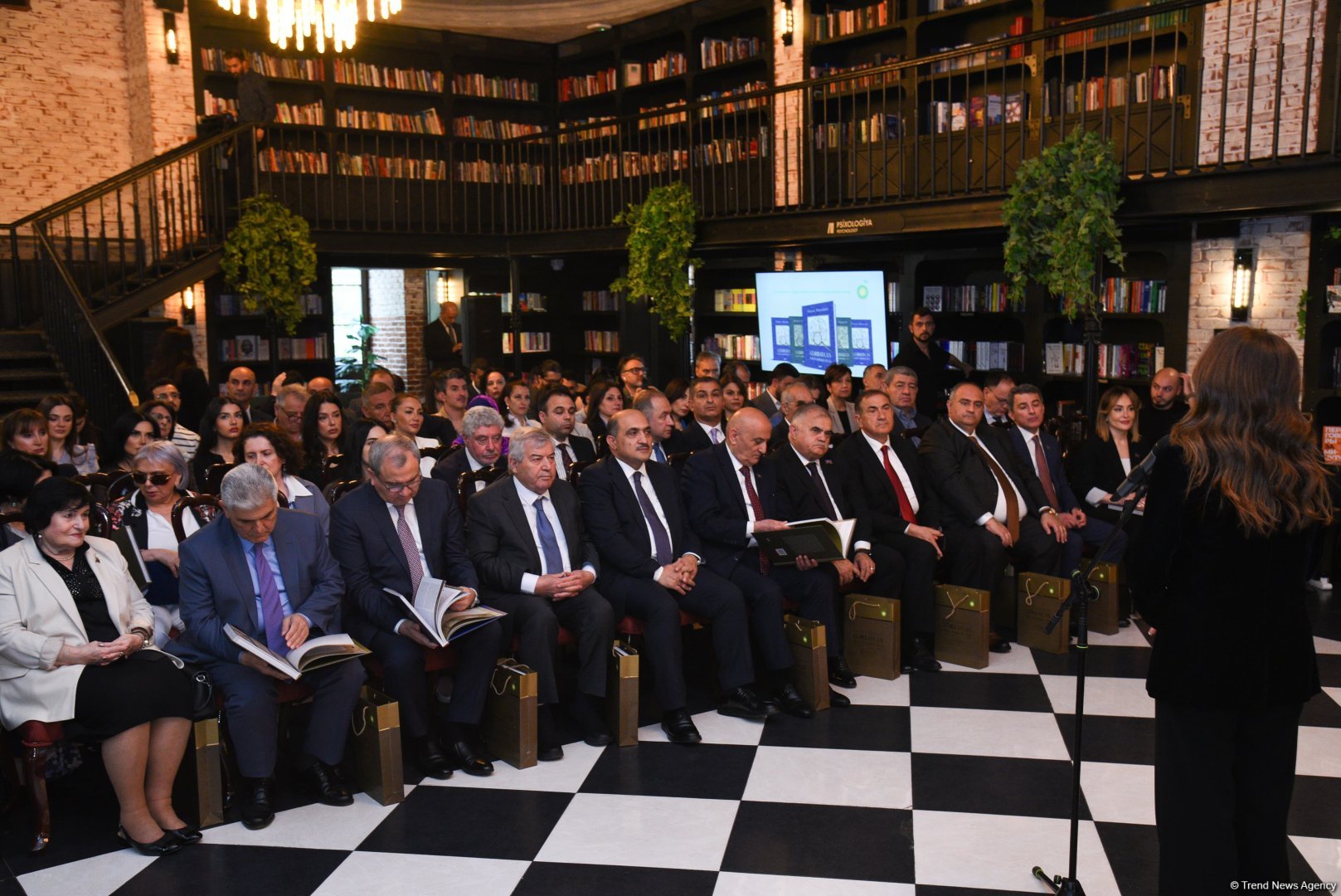 bp qədim tarixin araşdırılmasına dəstək verir (FOTO)