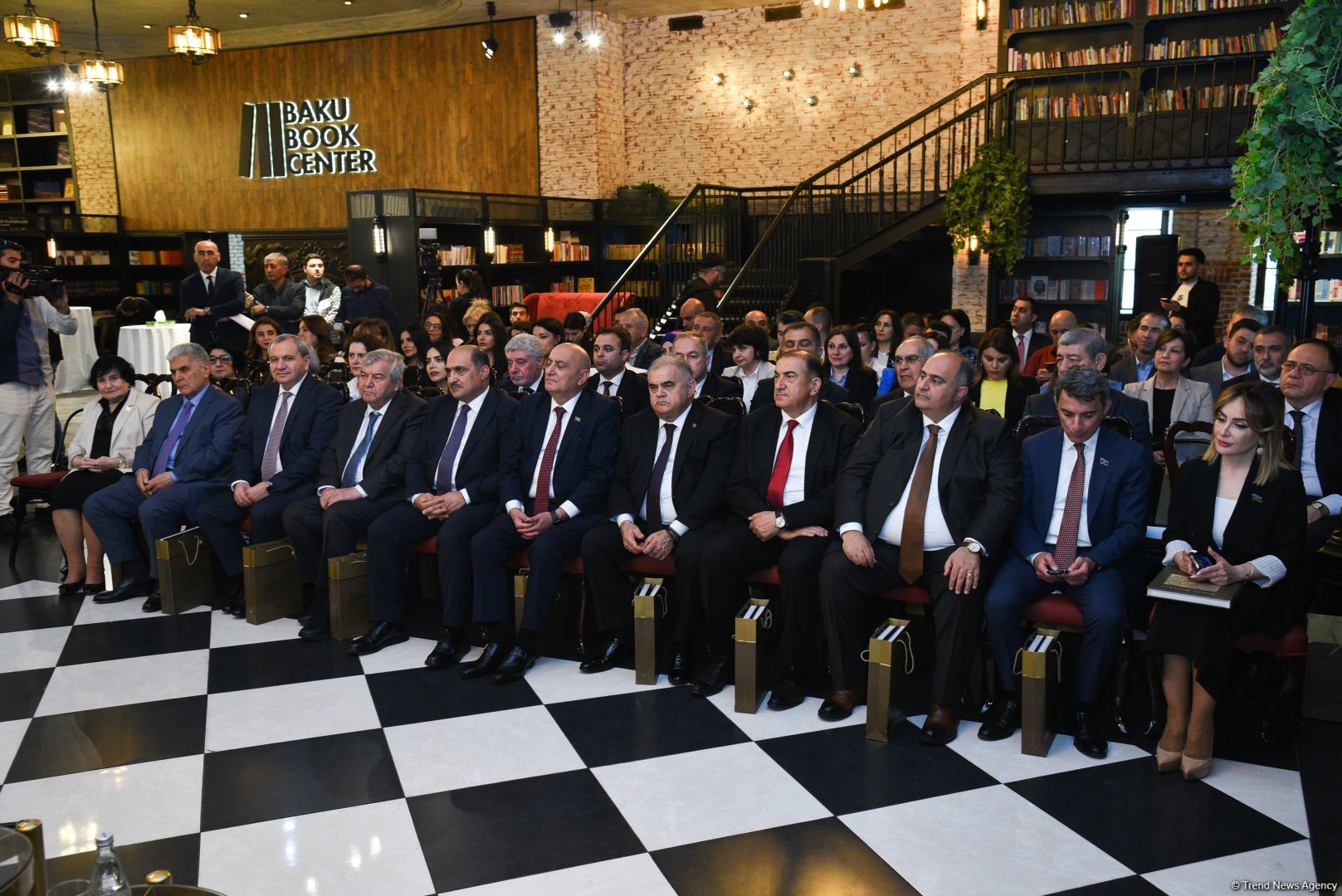 bp qədim tarixin araşdırılmasına dəstək verir (FOTO)