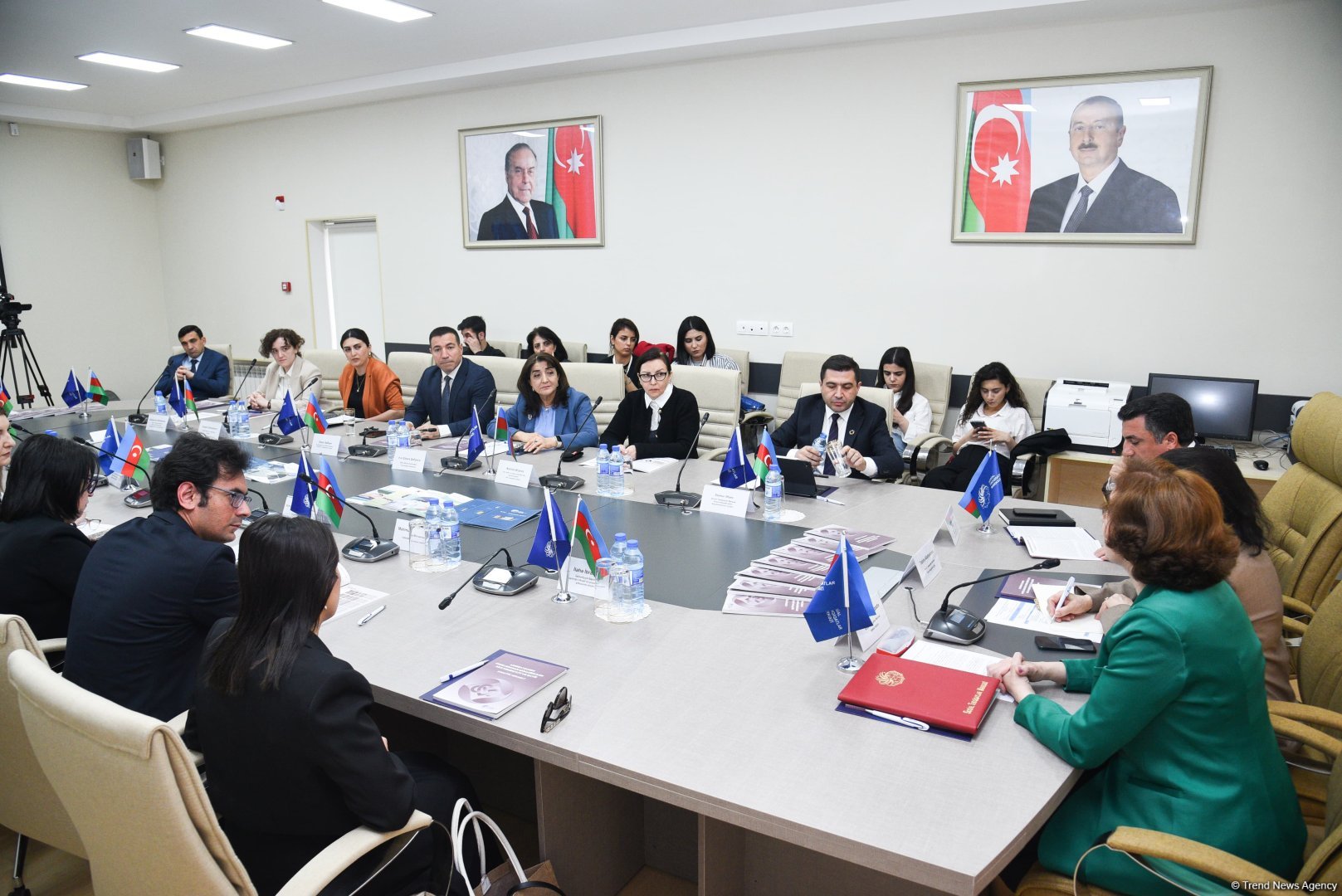 “Nəsillərarası həmrəylik  ailə münasibətləri və dayanıqlı inkişaf kontekstində” mövzusunda dəyirmi masa keçirilib (FOTO)