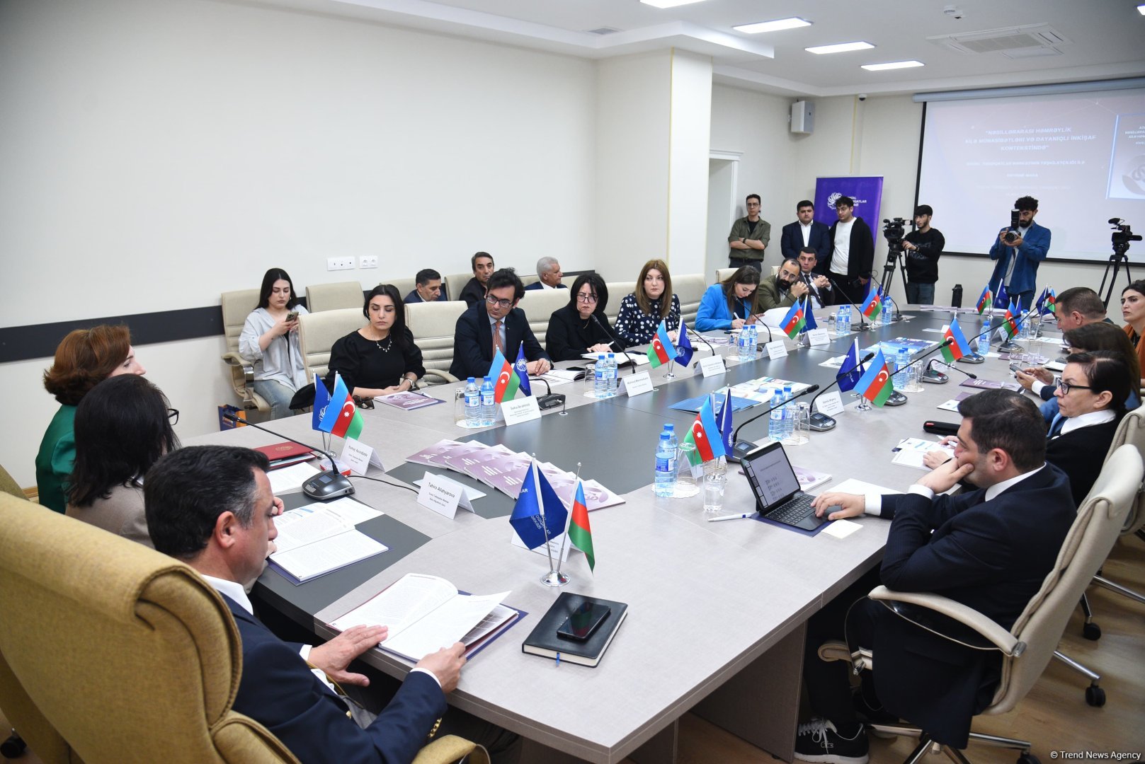 “Nəsillərarası həmrəylik  ailə münasibətləri və dayanıqlı inkişaf kontekstində” mövzusunda dəyirmi masa keçirilib (FOTO)