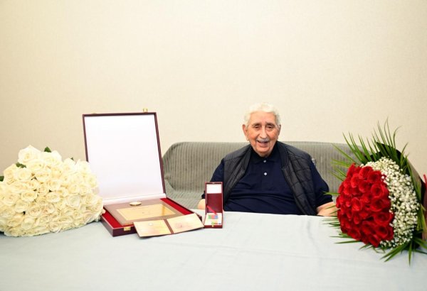 Xalq artisti Arif Babayevə Heydər Əliyev Mükafatı təqdim olunub (FOTO)
