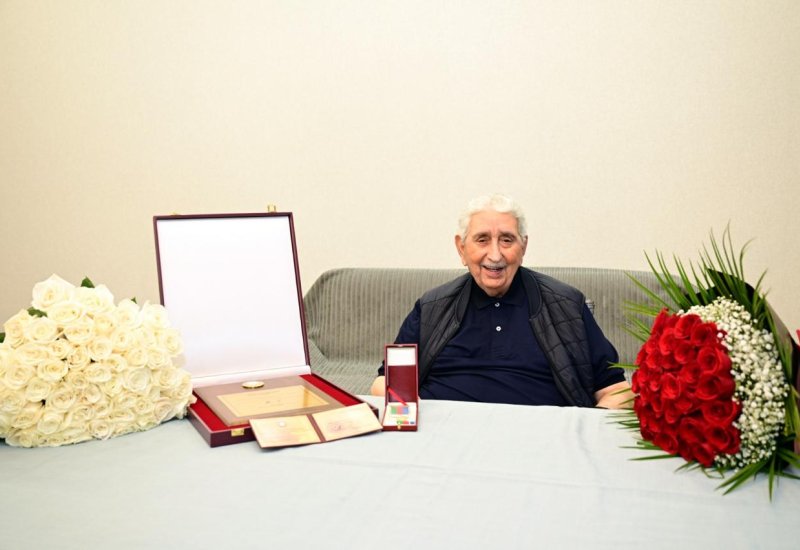 Xalq artisti Arif Babayevə Heydər Əliyev Mükafatı təqdim olunub (FOTO)
