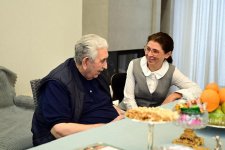Xalq artisti Arif Babayevə Heydər Əliyev Mükafatı təqdim olunub (FOTO)