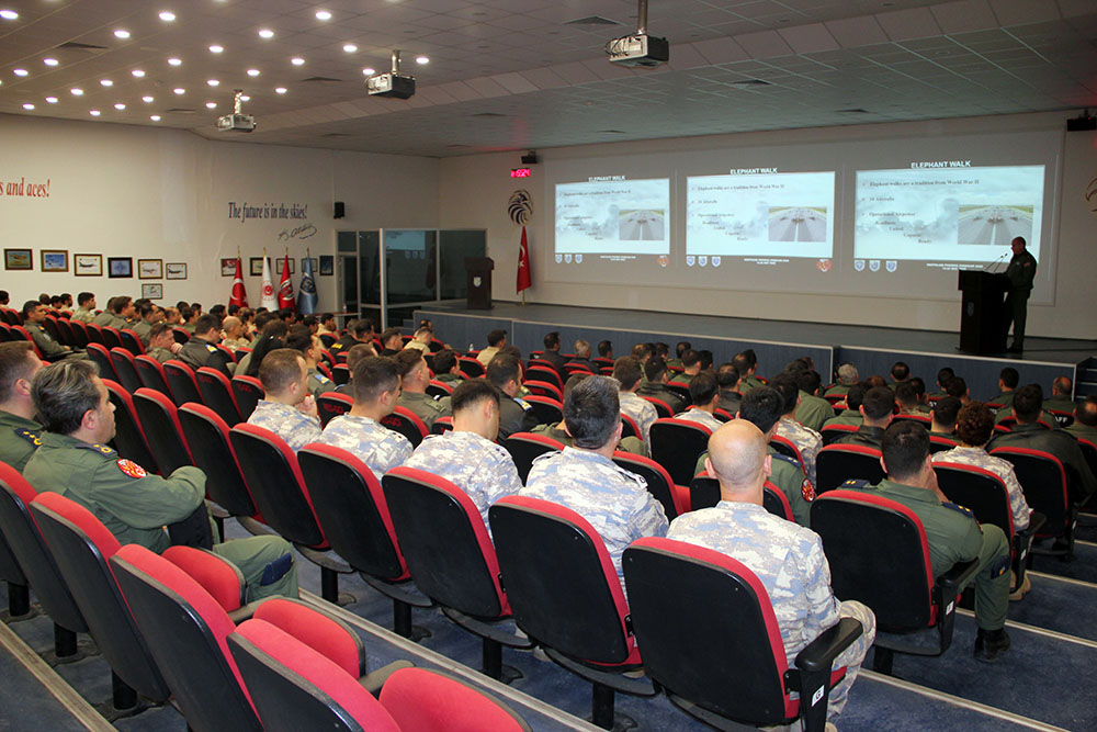 Azərbaycan təyyarələri beynəlxalq təlimdə "fil yürüşü" ediblər (FOTO)