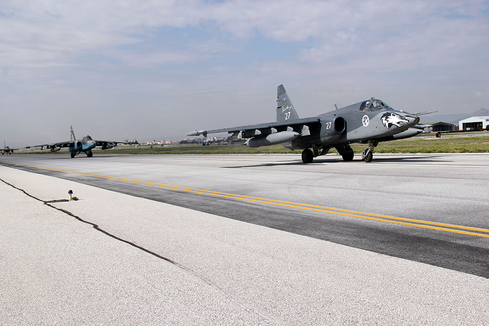 Azərbaycan təyyarələri beynəlxalq təlimdə "fil yürüşü" ediblər (FOTO)