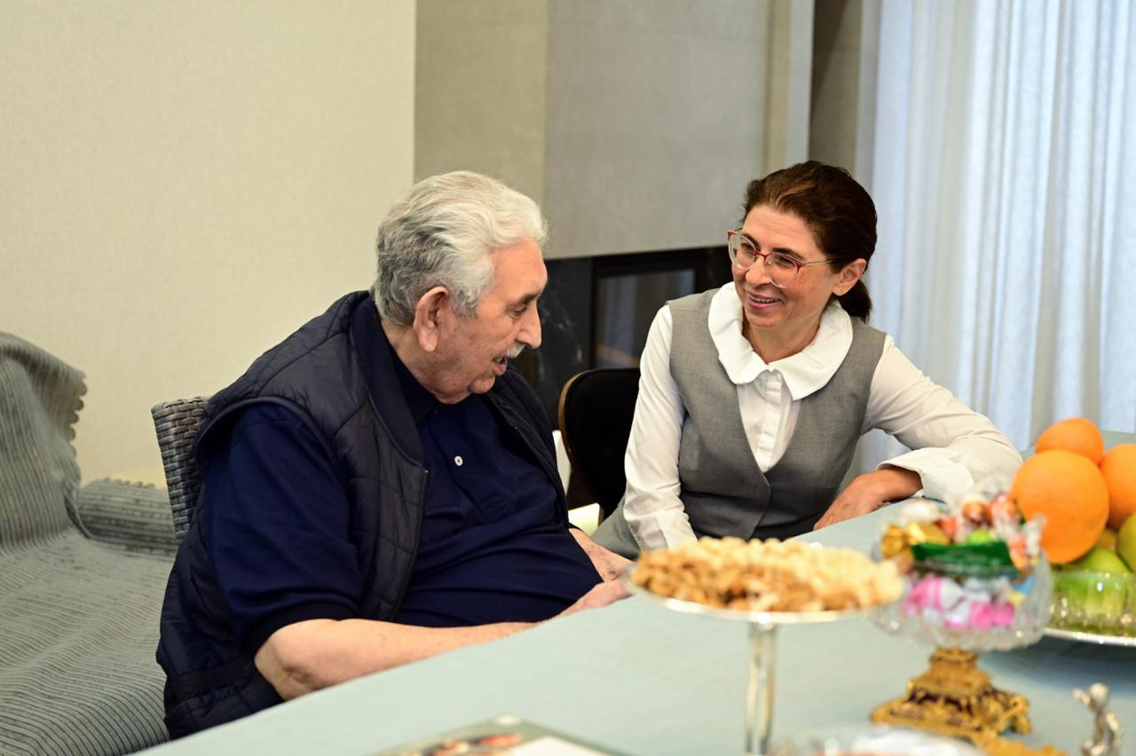 Xalq artisti Arif Babayevə Heydər Əliyev Mükafatı təqdim olunub (FOTO)