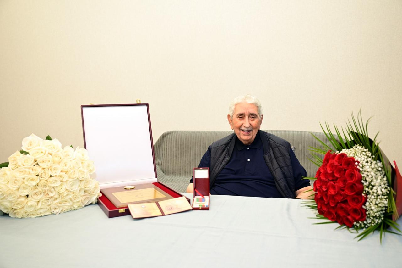 Xalq artisti Arif Babayevə Heydər Əliyev Mükafatı təqdim olunub (FOTO)