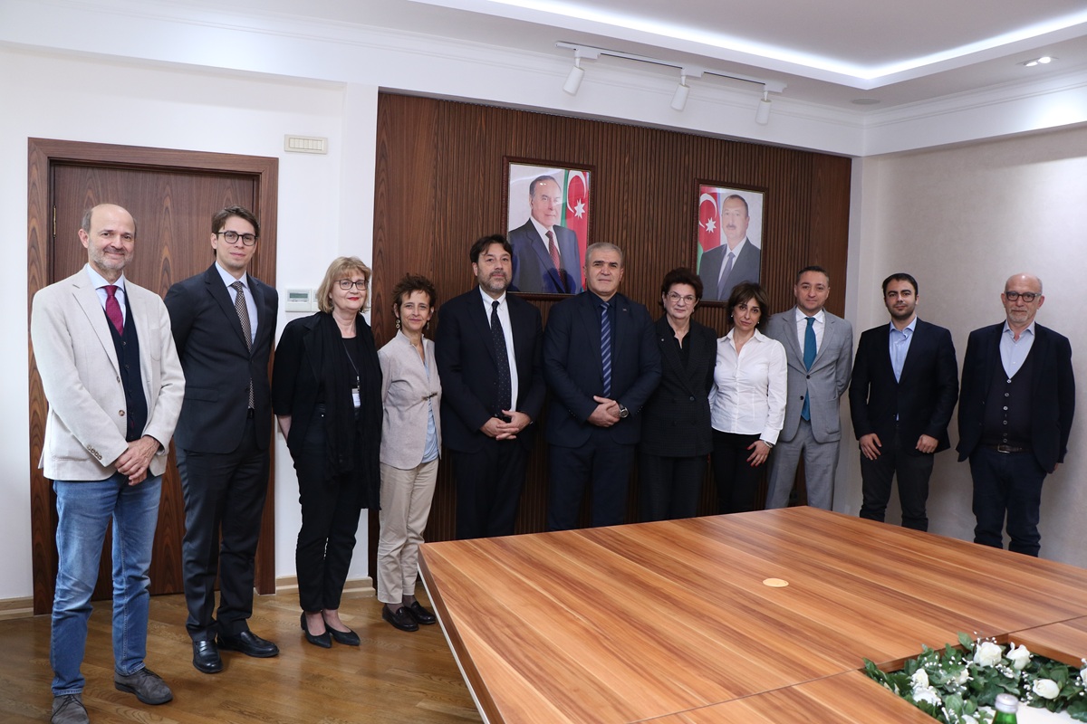 Siena Əcnəbilər Universitetinin nümayəndə heyəti AzMİU-da olub (FOTO)