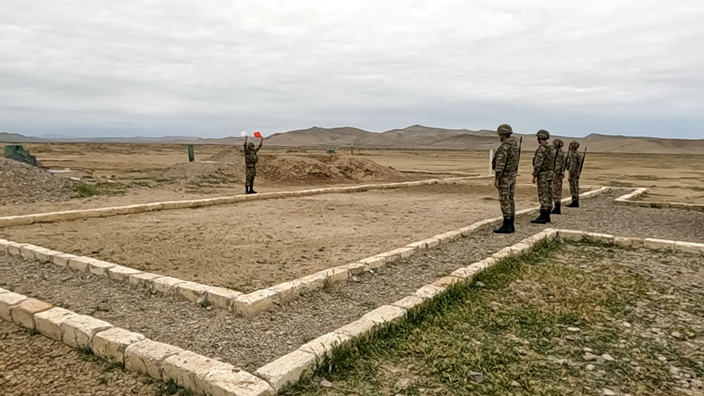 Hərbi vəzifəlilərlə praktiki məşğələlər keçirilir (FOTO)