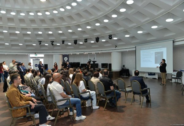 ABŞ səfirliyi Bakıda təhsil sərgisi keçirib (FOTO)