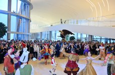 Heydər Əliyev Mərkəzində braziliyalı rəssam Luiz de Souzanın sərgisinin açılışı olub (FOTO/VİDEO)