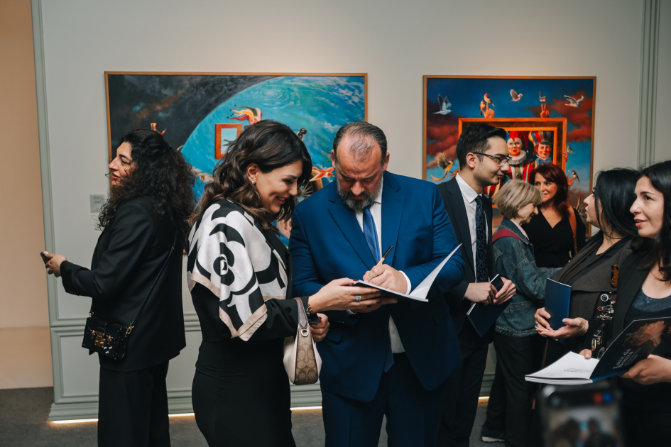 Heydər Əliyev Mərkəzində braziliyalı rəssam Luiz de Souzanın sərgisinin açılışı olub (FOTO/VİDEO)