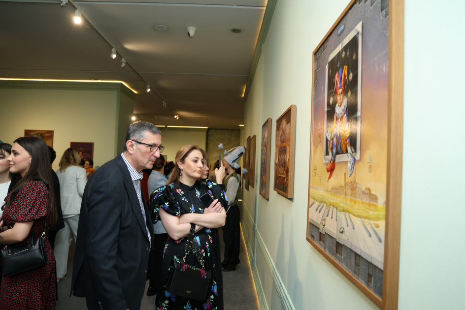 Heydər Əliyev Mərkəzində braziliyalı rəssam Luiz de Souzanın sərgisinin açılışı olub (FOTO/VİDEO)