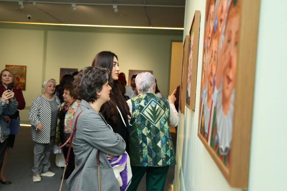 Heydər Əliyev Mərkəzində braziliyalı rəssam Luiz de Souzanın sərgisinin açılışı olub (FOTO/VİDEO)