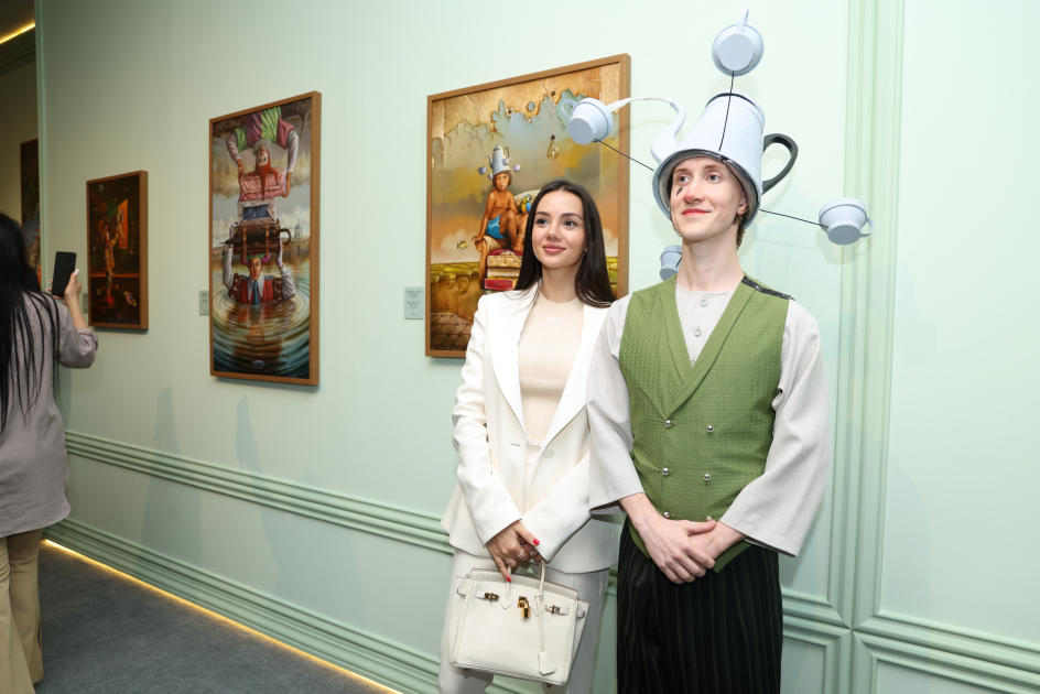 Heydər Əliyev Mərkəzində braziliyalı rəssam Luiz de Souzanın sərgisinin açılışı olub (FOTO/VİDEO)