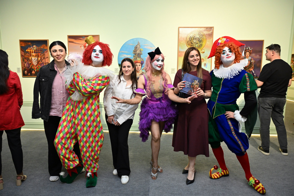 Heydər Əliyev Mərkəzində braziliyalı rəssam Luiz de Souzanın sərgisinin açılışı olub (FOTO/VİDEO)