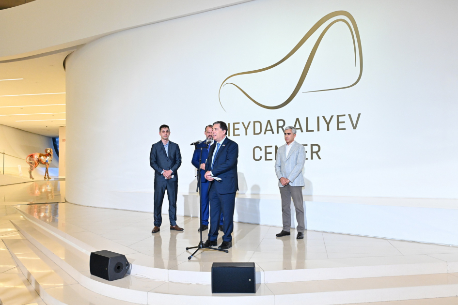 Heydər Əliyev Mərkəzində braziliyalı rəssam Luiz de Souzanın sərgisinin açılışı olub (FOTO/VİDEO)