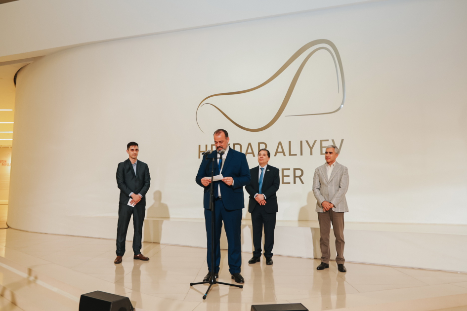 Heydər Əliyev Mərkəzində braziliyalı rəssam Luiz de Souzanın sərgisinin açılışı olub (FOTO/VİDEO)
