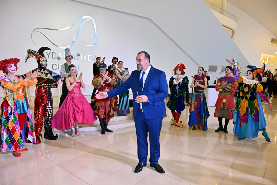 Heydər Əliyev Mərkəzində braziliyalı rəssam Luiz de Souzanın sərgisinin açılışı olub (FOTO/VİDEO)
