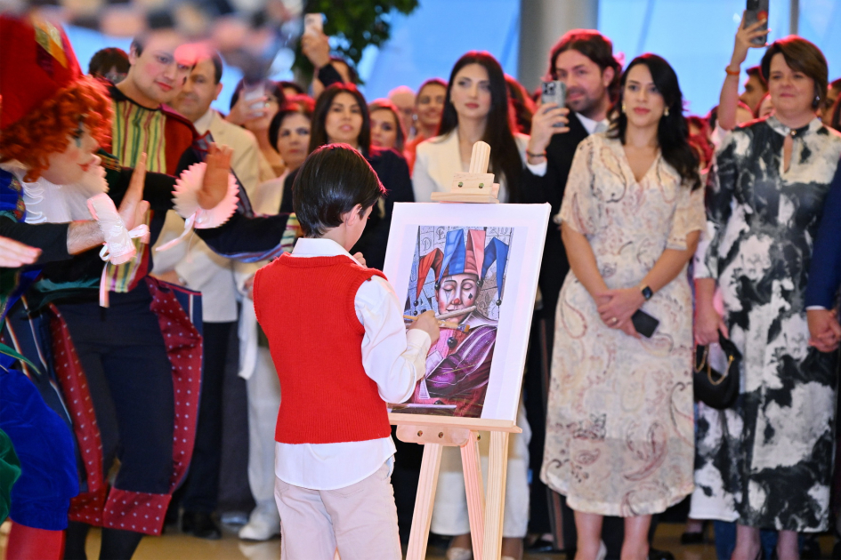 Heydər Əliyev Mərkəzində braziliyalı rəssam Luiz de Souzanın sərgisinin açılışı olub (FOTO/VİDEO)