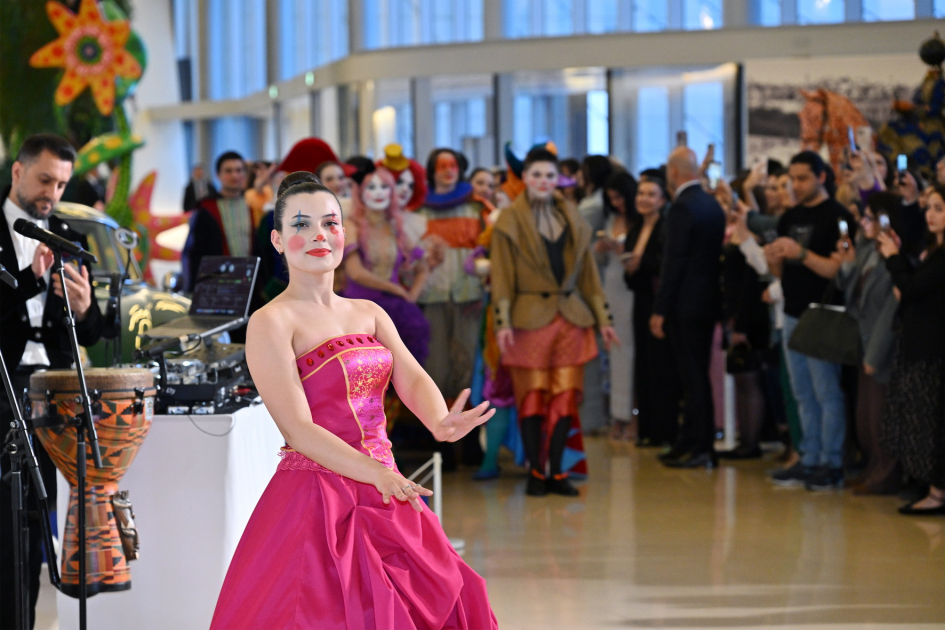 Heydər Əliyev Mərkəzində braziliyalı rəssam Luiz de Souzanın sərgisinin açılışı olub (FOTO/VİDEO)