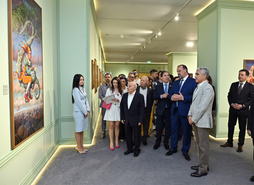 Heydər Əliyev Mərkəzində braziliyalı rəssam Luiz de Souzanın sərgisinin açılışı olub (FOTO/VİDEO)