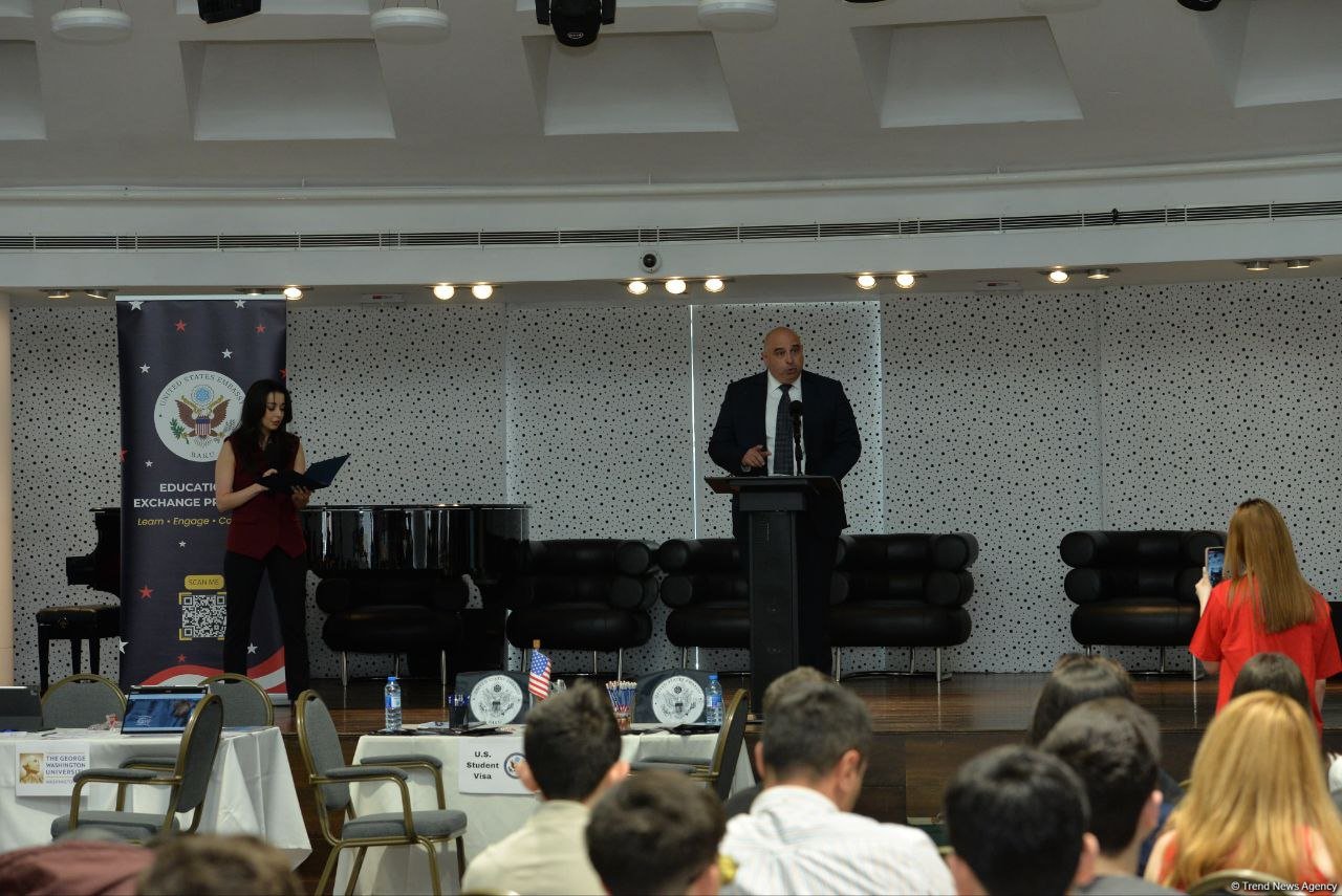 ABŞ səfirliyi Bakıda təhsil sərgisi keçirib (FOTO)