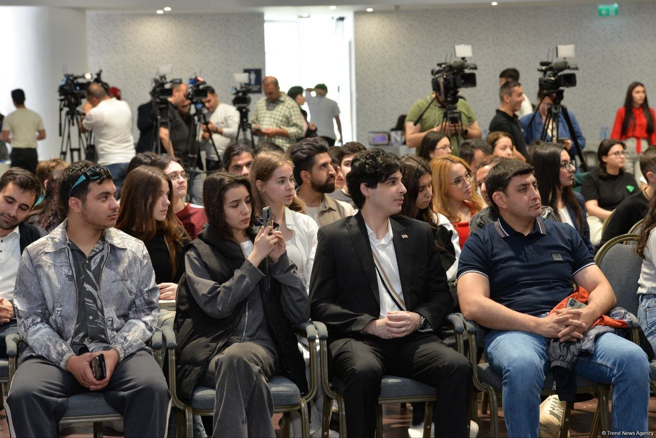 ABŞ səfirliyi Bakıda təhsil sərgisi keçirib (FOTO)