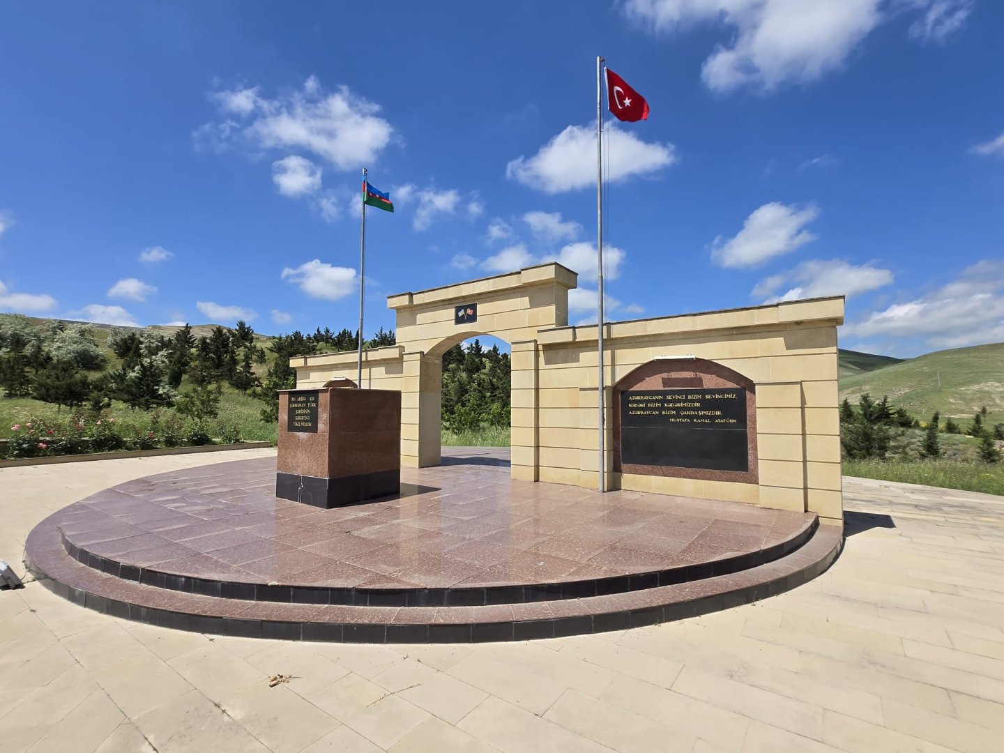 TÜRKSOY-un baş katibi Şamaxıda yerləşən "Türk Şəhidliyi" abidəsini ziyarət edib (FOTO)