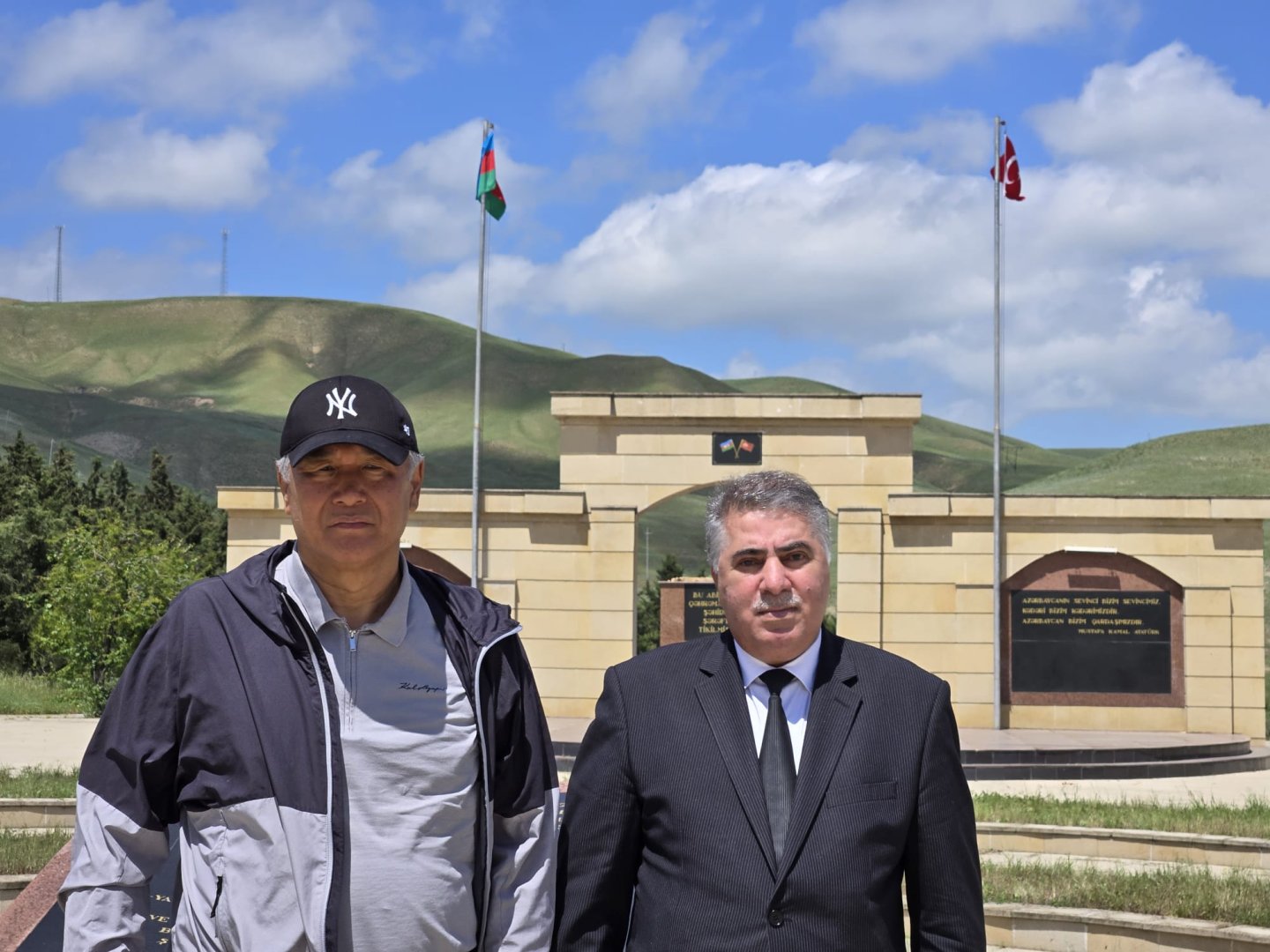 TÜRKSOY-un baş katibi Şamaxıda yerləşən "Türk Şəhidliyi" abidəsini ziyarət edib (FOTO)