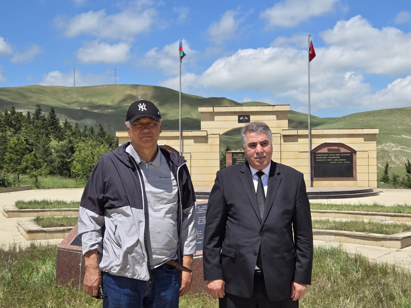TÜRKSOY-un baş katibi Şamaxıda yerləşən "Türk Şəhidliyi" abidəsini ziyarət edib (FOTO)