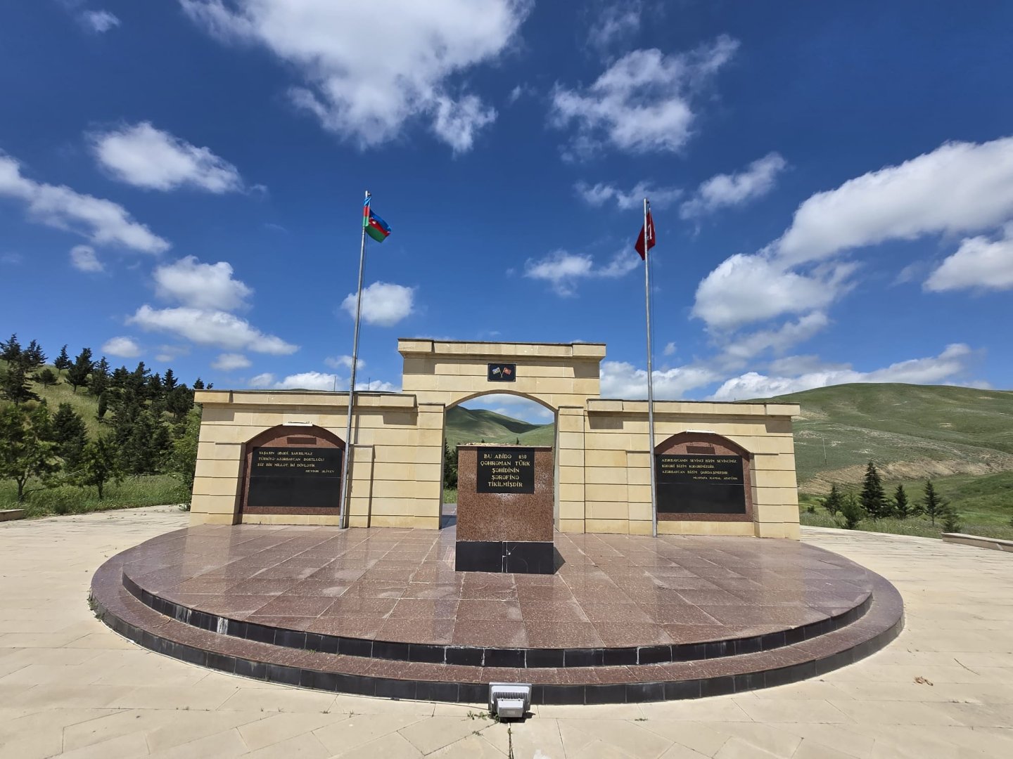 TÜRKSOY-un baş katibi Şamaxıda yerləşən "Türk Şəhidliyi" abidəsini ziyarət edib (FOTO)