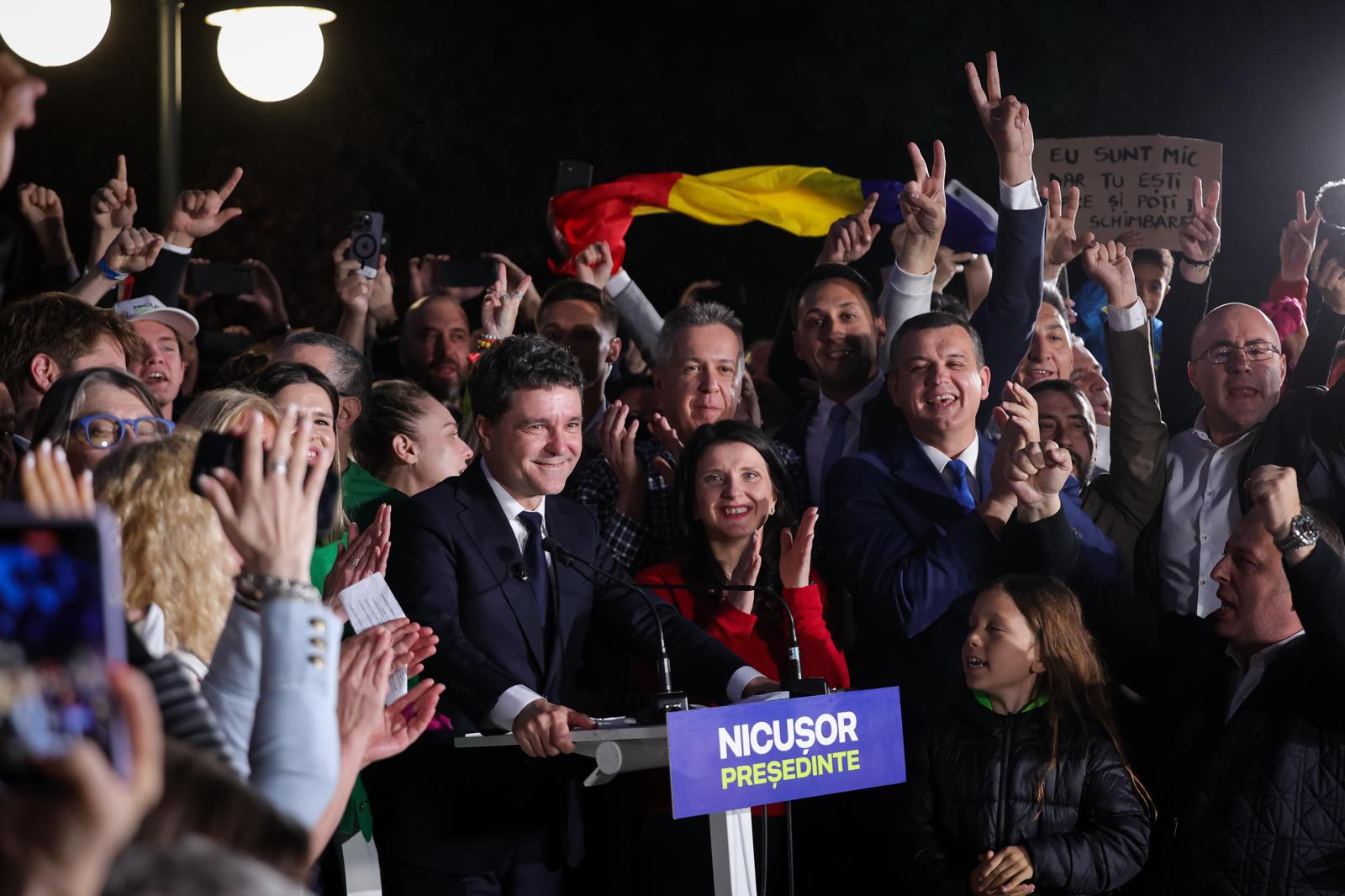 Rumıniyada prezident seçkilərinin ikinci turunda Nikuşor Dan qalib gəlir