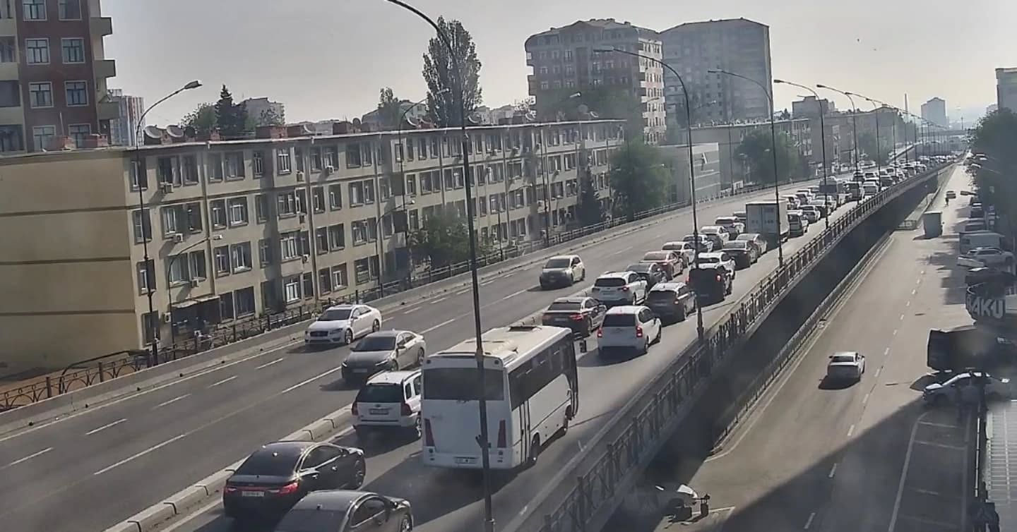 Sürücülərin NƏZƏRİNƏ: Bakıda bu yollarda sıxlıq var - SİYAHI (FOTO)