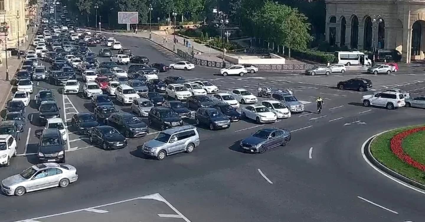Sürücülərin NƏZƏRİNƏ: Bakıda bu yollarda sıxlıq var - SİYAHI (FOTO)
