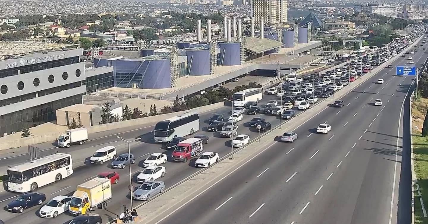 Sürücülərin NƏZƏRİNƏ: Bakıda bu yollarda sıxlıq var - SİYAHI (FOTO)