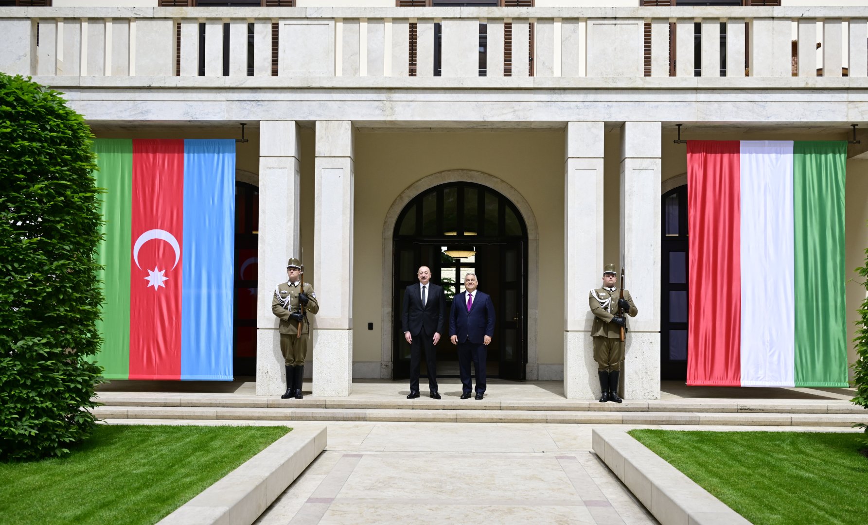 Budapeştdə Prezident İlham Əliyevin Macarıstanın Baş naziri ilə məhdud tərkibdə görüşü olub (FOTO/VİDEO)