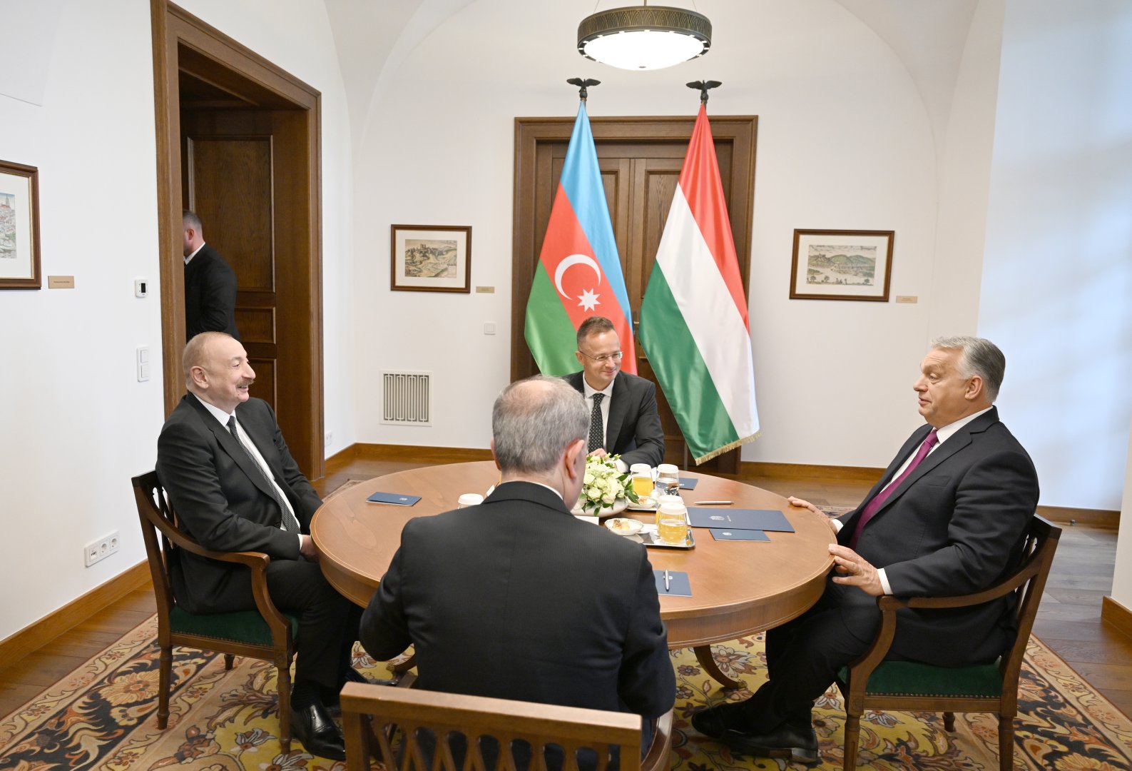 Budapeştdə Prezident İlham Əliyevin Macarıstanın Baş naziri ilə məhdud tərkibdə görüşü olub (FOTO/VİDEO)