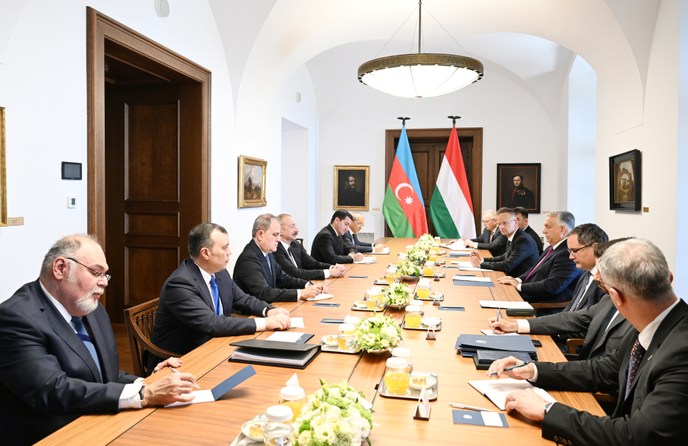 Budapeştdə Prezident İlham Əliyevin Macarıstanın Baş naziri ilə geniş tərkibdə görüşü olub (FOTO)