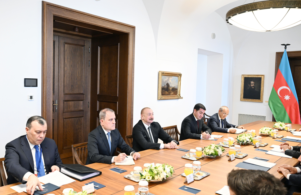 Budapeştdə Prezident İlham Əliyevin Macarıstanın Baş naziri ilə geniş tərkibdə görüşü olub (FOTO)