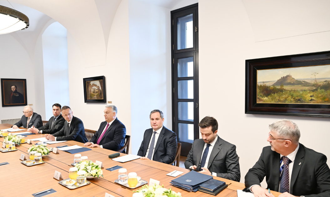 Budapeştdə Prezident İlham Əliyevin Macarıstanın Baş naziri ilə geniş tərkibdə görüşü olub (FOTO)