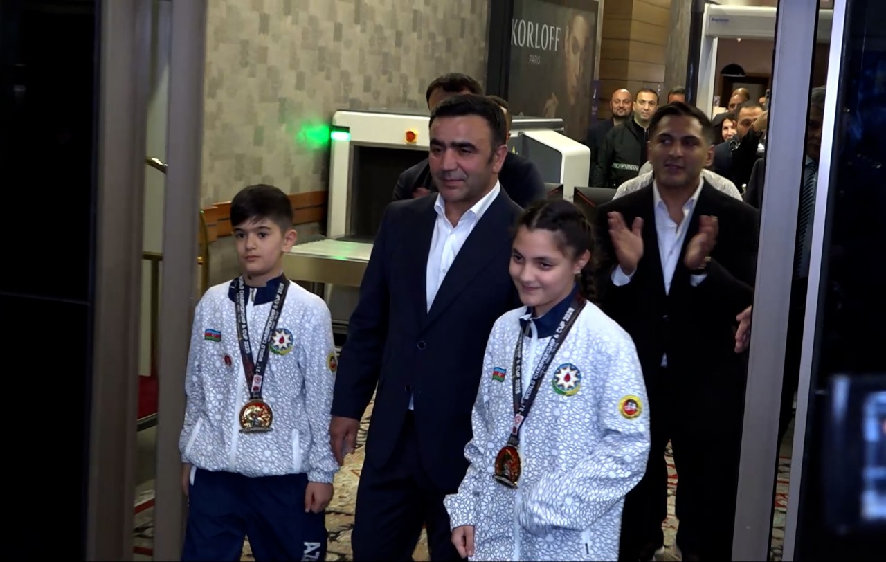 Dünya çempionatında yüksək nəticələr əldə edən kunq-fu üzrə Azərbaycan millisi Vətənə qayıdıb (VİDEO)
