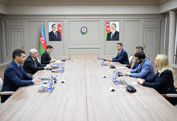 Baş nazir Əli Əsədov Dünya Minifutbol Federasiyasının prezidenti ilə görüşüb