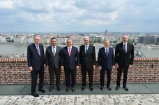 Prezident İlham Əliyev Budapeştdə TDT-nin dövlət və hökumət başçılarının şərəfinə verilən rəsmi lançda iştirak edib (FOTO/VİDEO)
